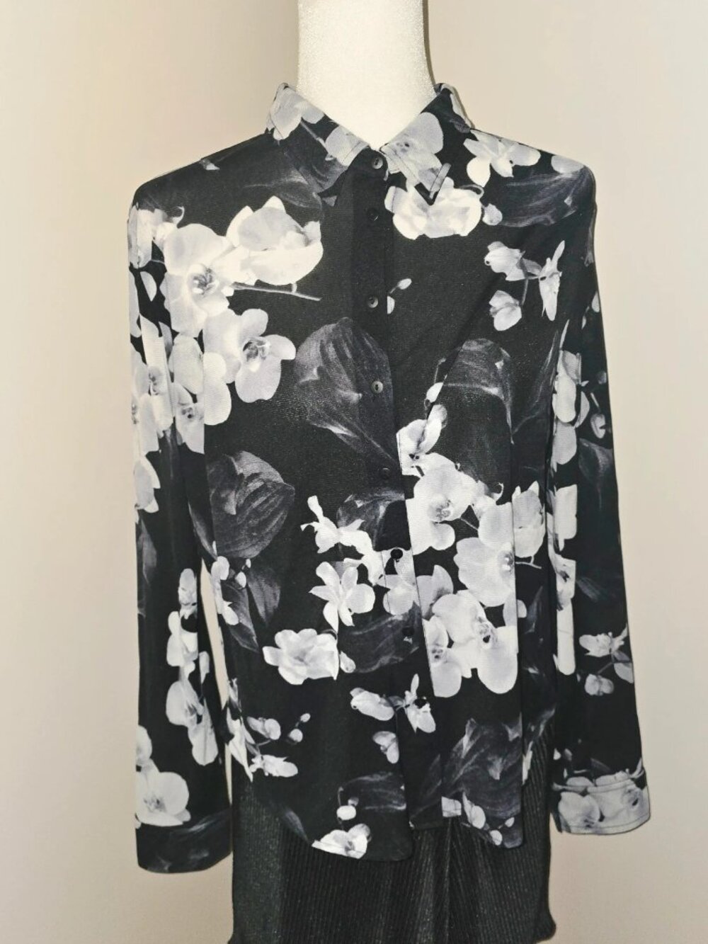 Worthington black & white floral button up blouse